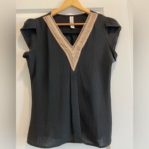 medium detailed neckline pullover cap short sleeve top